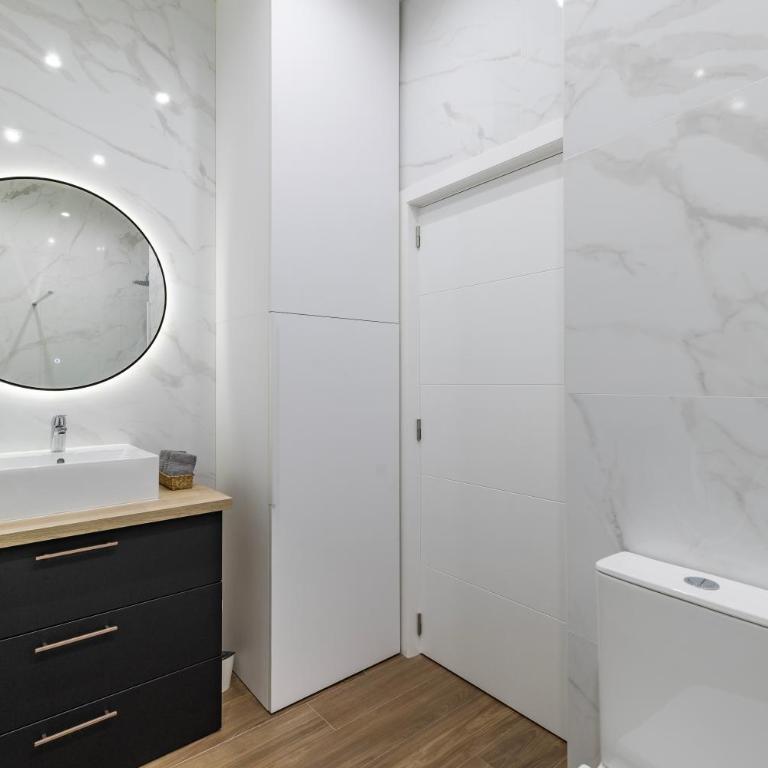 Prime Location, Bright & Cozy Apartment - Deluxe One-Bedroom Apartment - 13