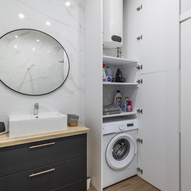 Prime Location, Bright & Cozy Apartment - Deluxe One-Bedroom Apartment - 14
