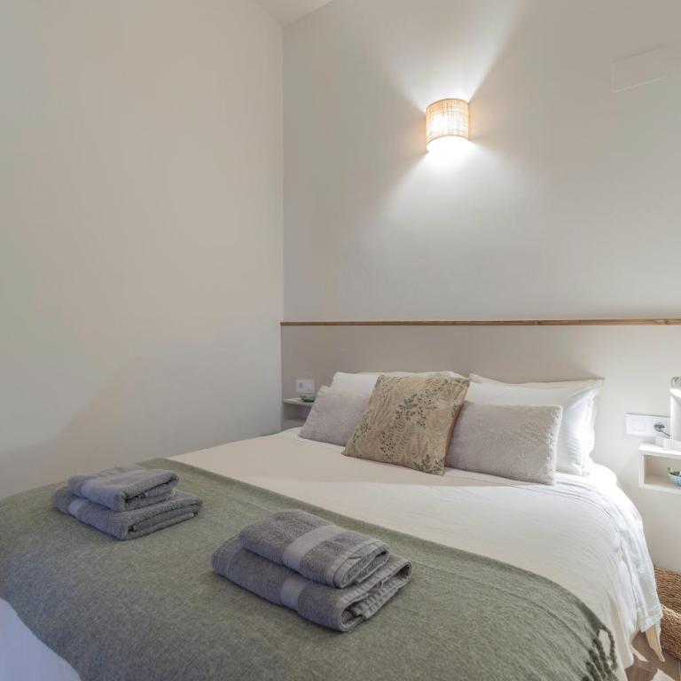 Prime Location, Bright & Cozy Apartment - Deluxe One-Bedroom Apartment - 24
