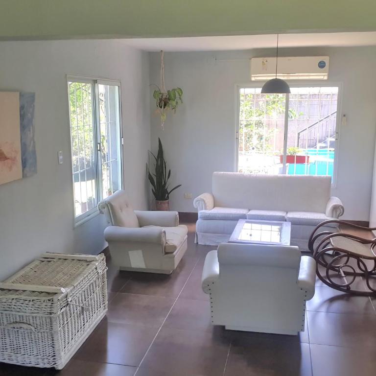 Hermosa casa iluminada con espacio verde y cerca del cerro - Casa Unifamiliar de 3 dormitorios - 4