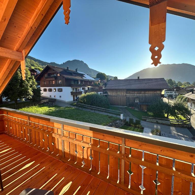 DAS BISCHOF - 5 exklusive Ferienwohnungen und 1 Doppelzimmer - 4x mit privater Zirben Sauna - Semmelservice & Hindelang PLUS - Studio-Apartment mit Balkon - 9