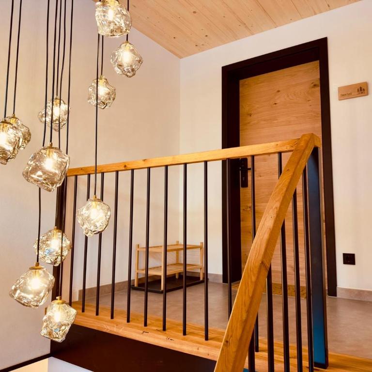 DAS BISCHOF - 5 exklusive Ferienwohnungen und 1 Doppelzimmer - 4x mit privater Zirben Sauna - Semmelservice & Hindelang PLUS - Deluxe Apartment mit Balkon und 2 Schlafzimmern - 16