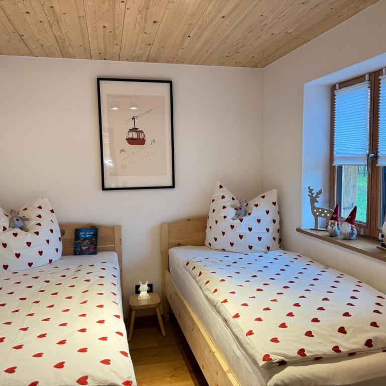 DAS BISCHOF - 5 exklusive Ferienwohnungen und 1 Doppelzimmer - 4x mit privater Zirben Sauna - Semmelservice & Hindelang PLUS - Deluxe Apartment mit Balkon und 2 Schlafzimmern - 14