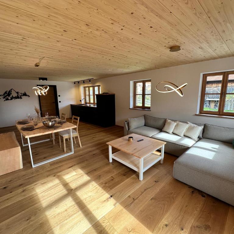 DAS BISCHOF - 5 exklusive Ferienwohnungen und 1 Doppelzimmer - 4x mit privater Zirben Sauna - Semmelservice & Hindelang PLUS - Deluxe Apartment mit Balkon und 2 Schlafzimmern - 21