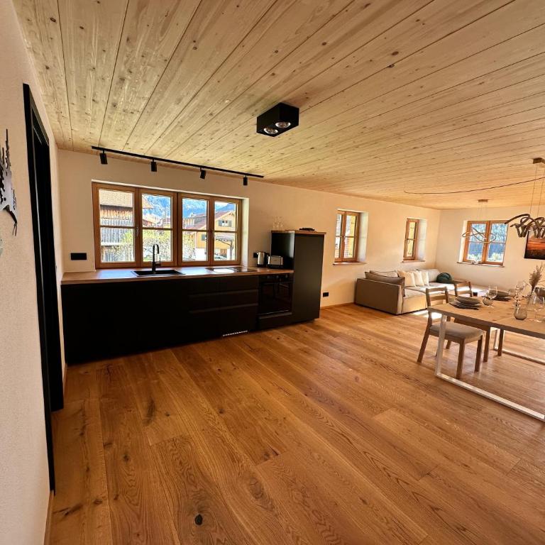 DAS BISCHOF - 5 exklusive Ferienwohnungen und 1 Doppelzimmer - 4x mit privater Zirben Sauna - Semmelservice & Hindelang PLUS - Deluxe Apartment mit Balkon und 2 Schlafzimmern - 19
