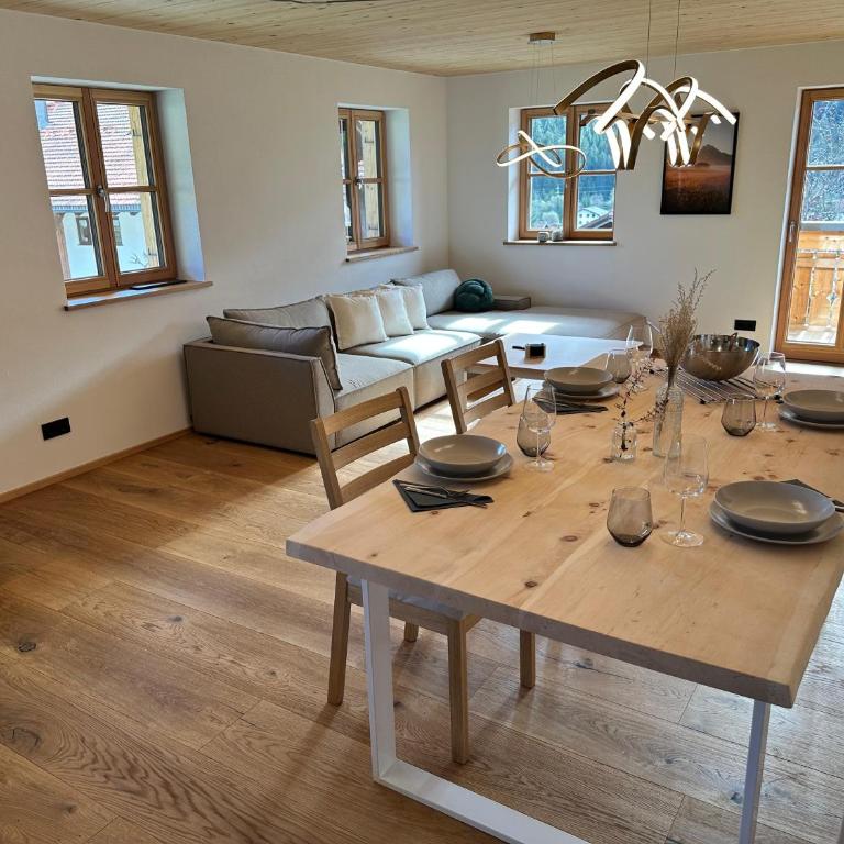 DAS BISCHOF - 5 exklusive Ferienwohnungen und 1 Doppelzimmer - 4x mit privater Zirben Sauna - Semmelservice & Hindelang PLUS - Deluxe Apartment mit Balkon und 2 Schlafzimmern - 20