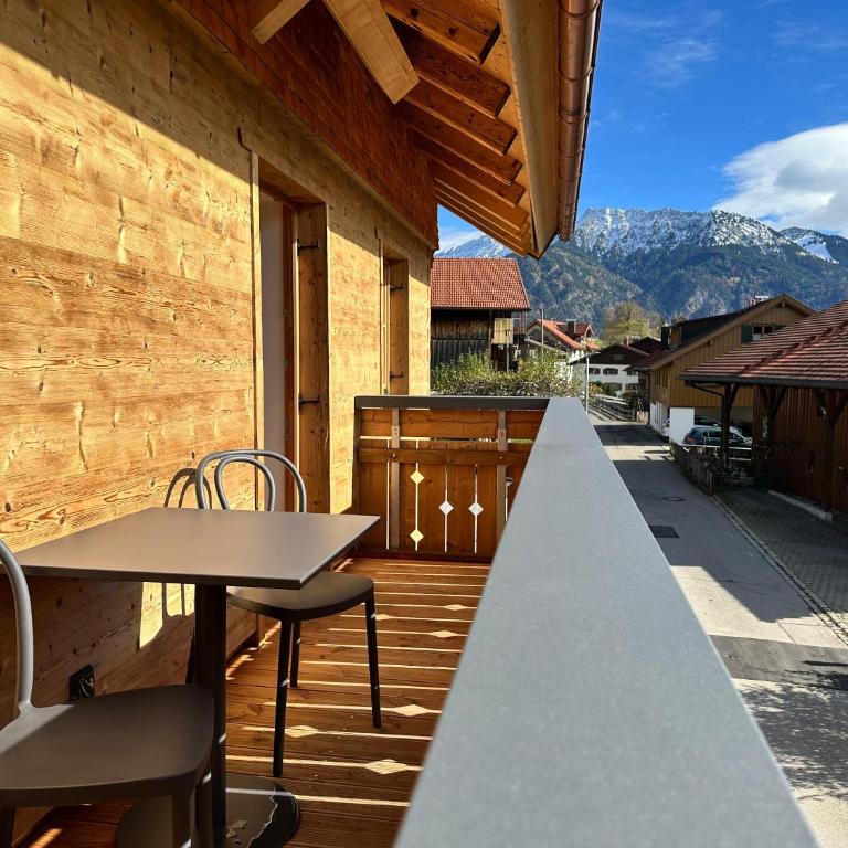DAS BISCHOF - 5 exklusive Ferienwohnungen und 1 Doppelzimmer - 4x mit privater Zirben Sauna - Semmelservice & Hindelang PLUS - Deluxe Apartment mit Balkon und 2 Schlafzimmern - 22