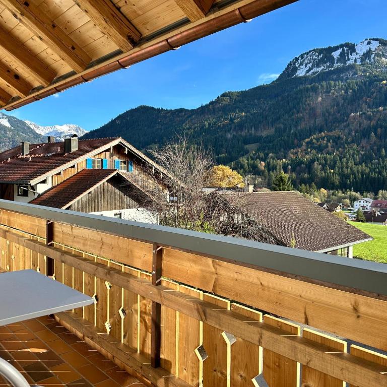 DAS BISCHOF - 5 exklusive Ferienwohnungen und 1 Doppelzimmer - 4x mit privater Zirben Sauna - Semmelservice & Hindelang PLUS - Deluxe Apartment mit Balkon und 2 Schlafzimmern - 23
