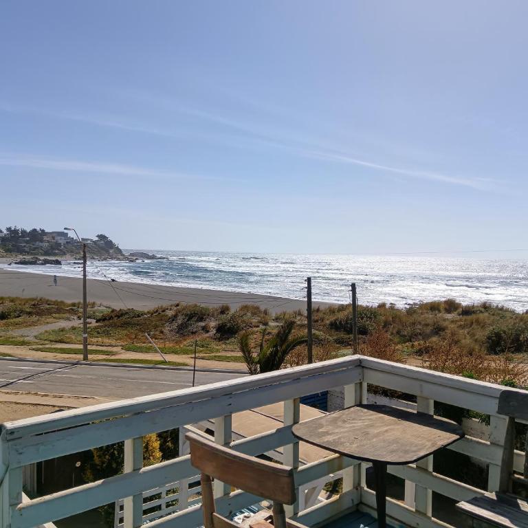 Pichilemuhostel SurfersView - Double Room with Private Bathroom - 1