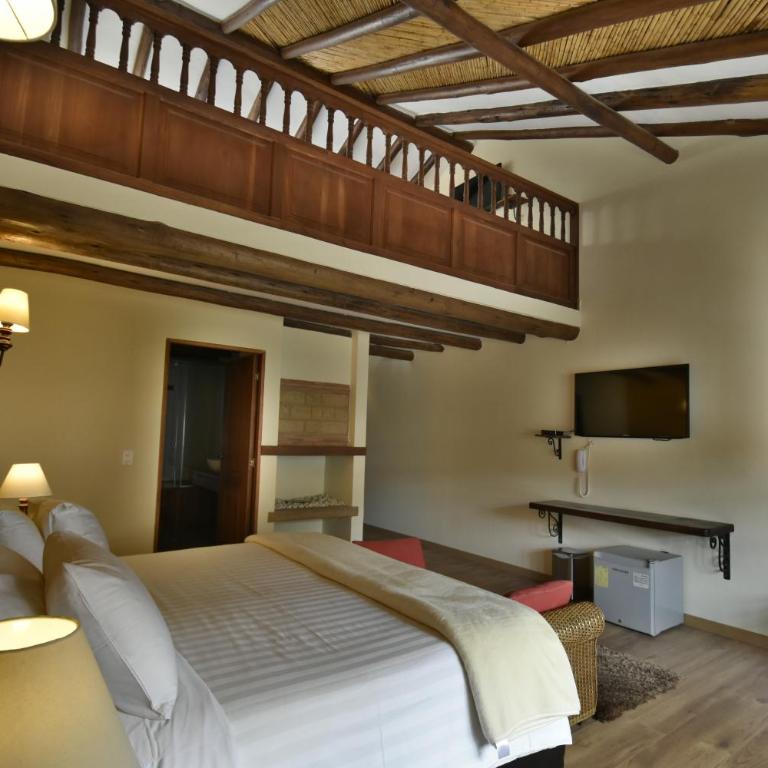 Hotel Campanario de la Villa - Family Room - 7