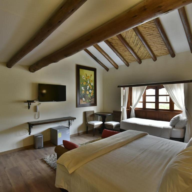 Hotel Campanario de la Villa - Family Room - 8