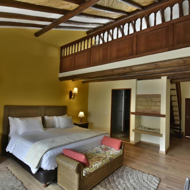 Hotel Campanario de la Villa - Family Room - 9