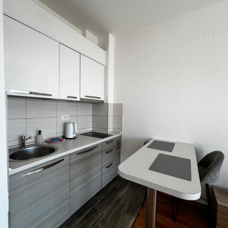 Paradise Apartments Becici - Deluxe Studio - 10