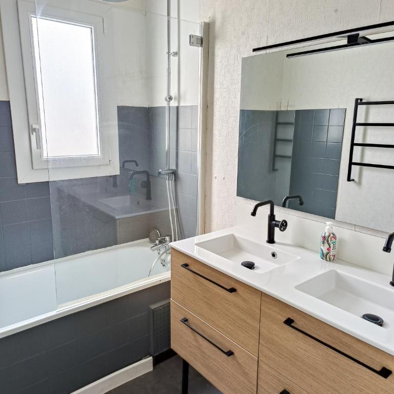 Grand Logement proche centre Parking gratuit - Appartamento con 2 Camere da Letto - 2