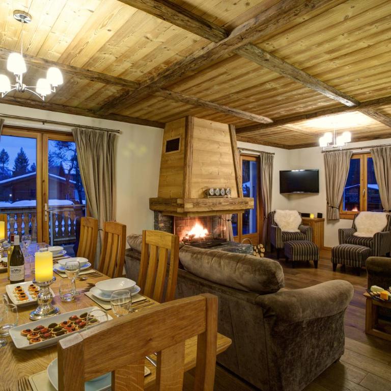 Chalet Cristalliers - 5 Bedroom luxury chalet in central Chamonix with log fire and hot tub - Chalet Superior - 5