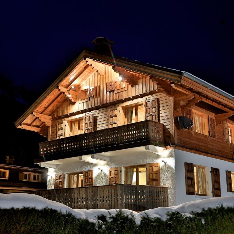 Chalet Cristalliers - 5 Bedroom luxury chalet in central Chamonix with log fire and hot tub - Chalet Superior - 1
