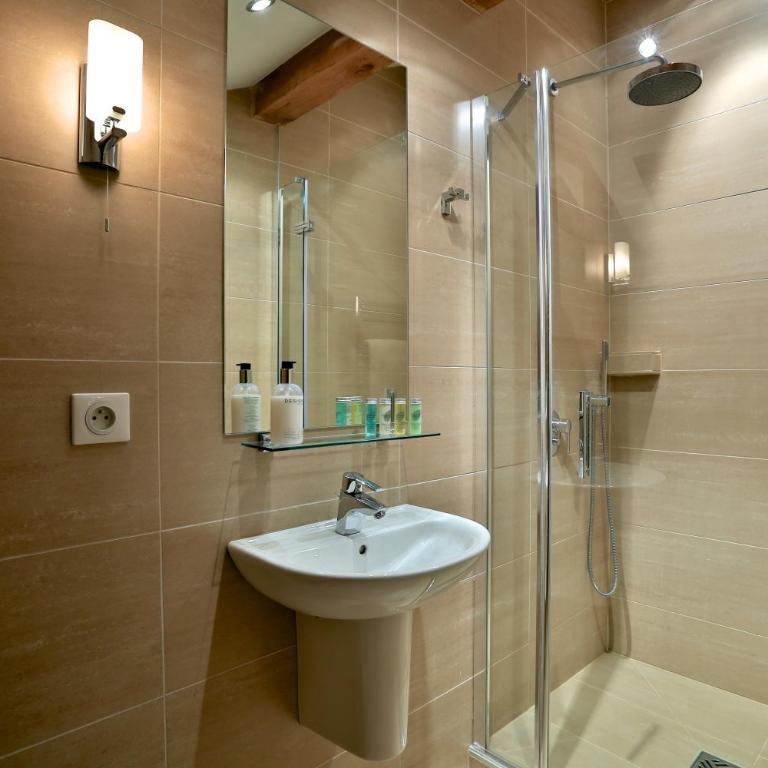 Chalet Cristalliers - 5 Bedroom luxury chalet in central Chamonix with log fire and hot tub - Chalet Superior - 13