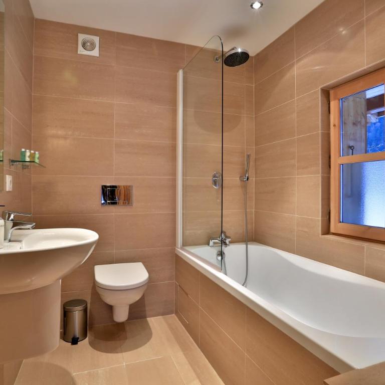 Chalet Cristalliers - 5 Bedroom luxury chalet in central Chamonix with log fire and hot tub - Chalet Superior - 14