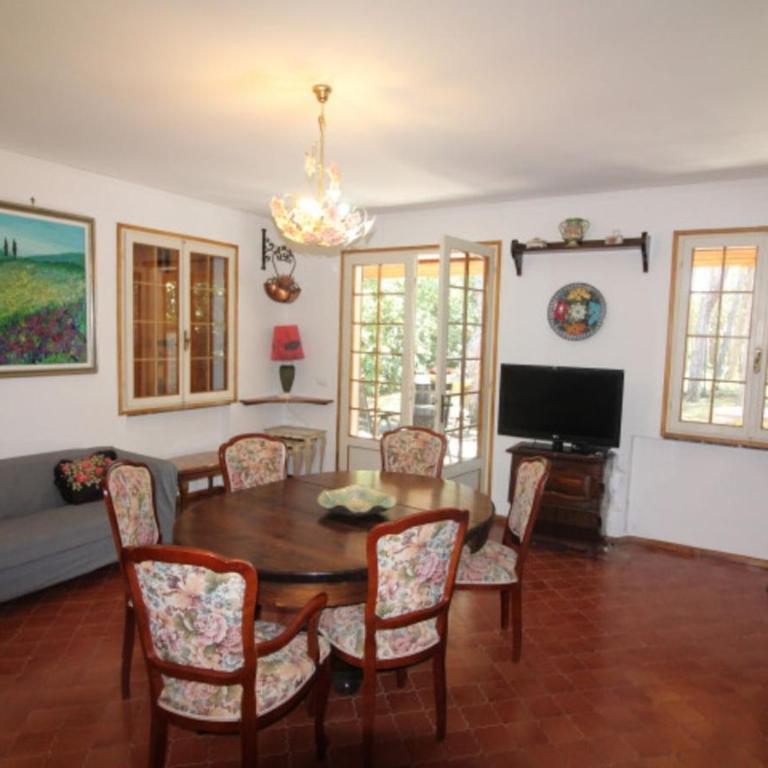 Spacious villa with garden by the sea - Villa - 3