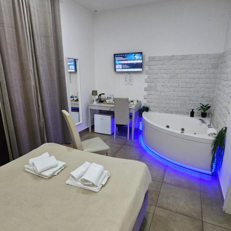 B&B Napoli Centrale Room&Jacuzzi - Camera Deluxe Matrimoniale/Doppia con Letti Singoli, con Vasca Idromassaggio - 8