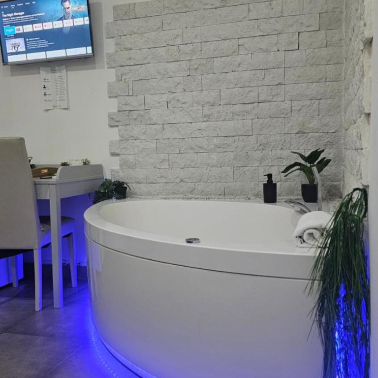 B&B Napoli Centrale Room&Jacuzzi - Camera Deluxe Matrimoniale/Doppia con Letti Singoli, con Vasca Idromassaggio - 9