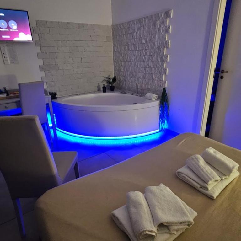 B&B Napoli Centrale Room&Jacuzzi - Camera Deluxe Matrimoniale/Doppia con Letti Singoli, con Vasca Idromassaggio - 6