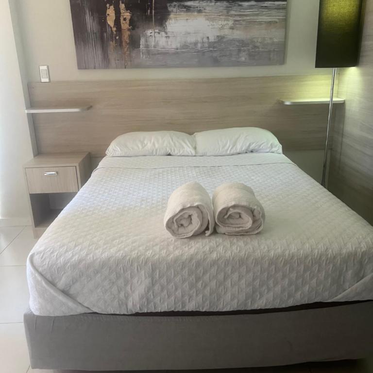 ZONA VIP elegante y comodo APARTAMENTO FAMILIAR CON BALCON y hermosa vista a la calle, canal isuto zona equipetrol - One-Bedroom Apartment - 2