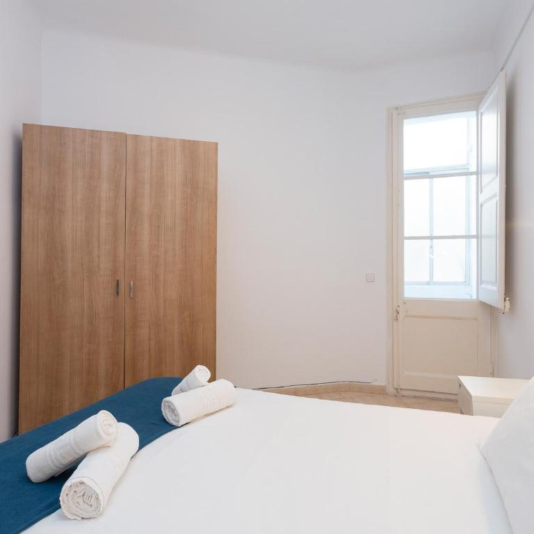 Centric Sagrada Familia Apartments - Three-Bedroom Apartment with Balcony - 7