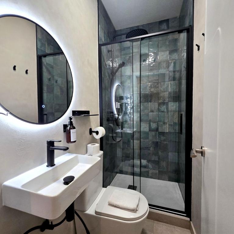 Hostal Main Street Madrid - Interior Small Double Room - 4