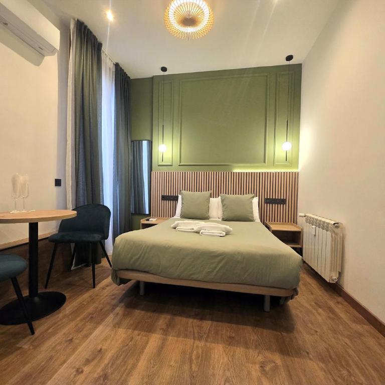 Hostal Main Street Madrid - Interior Small Double Room - 3