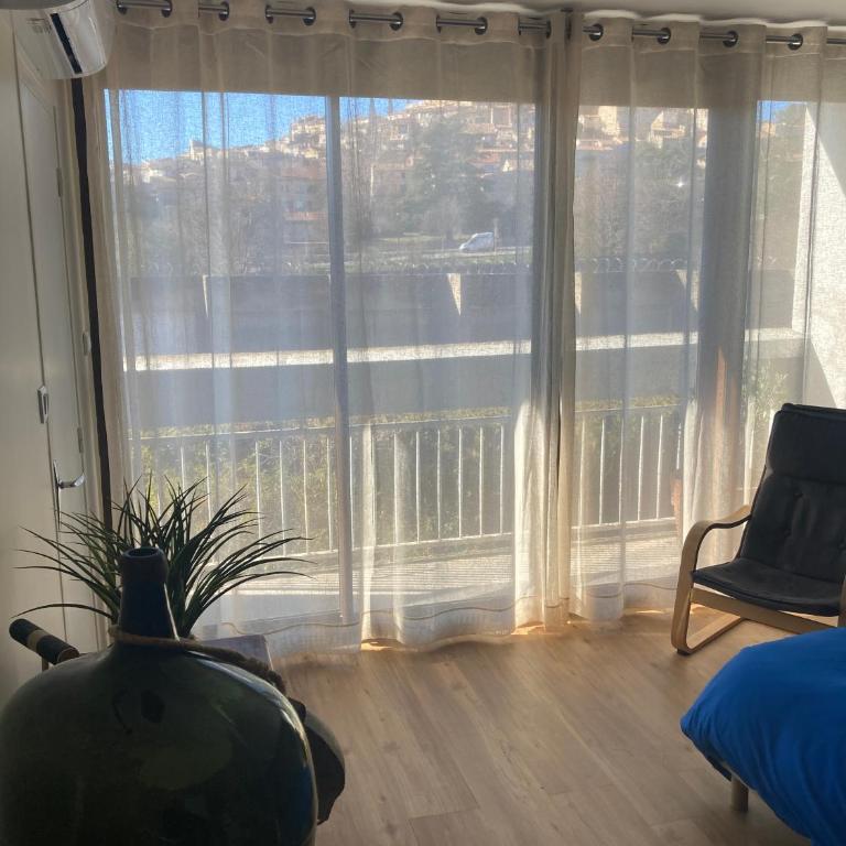 Grand T2 climatisé avec parking à 7 min des Thermes Vue château - Apartment mit 1 Schlafzimmer und Terrasse - 4