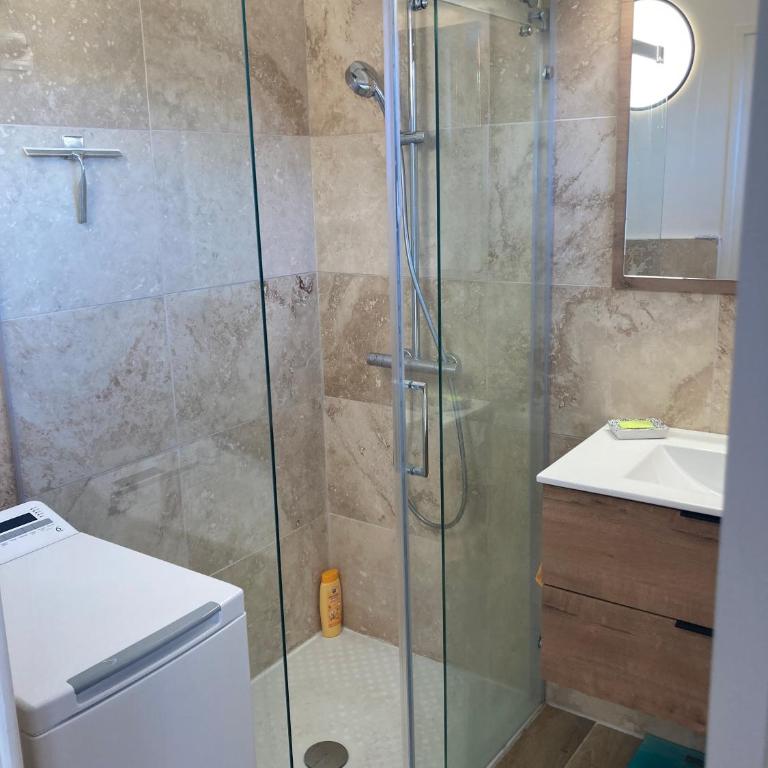 Grand T2 climatisé avec parking à 7 min des Thermes Vue château - Apartment mit 1 Schlafzimmer und Terrasse - 8