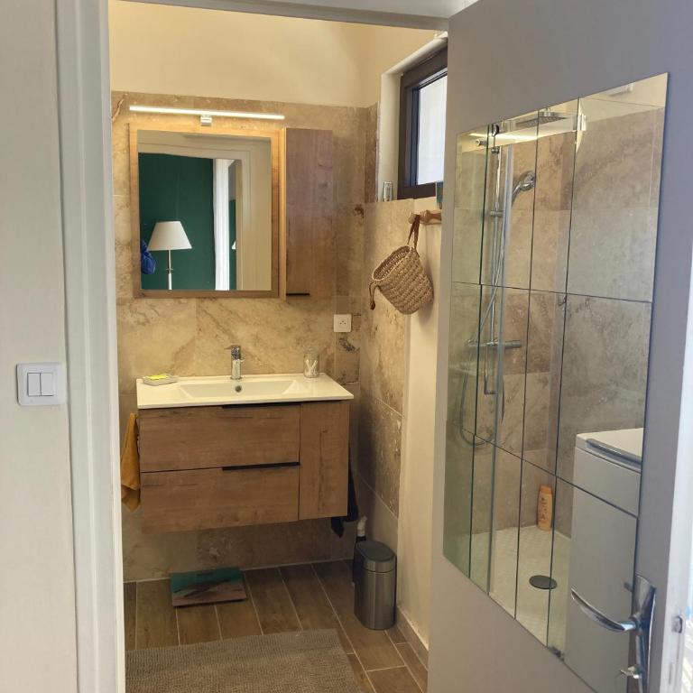 Grand T2 climatisé avec parking à 7 min des Thermes Vue château - Apartment mit 1 Schlafzimmer und Terrasse - 9