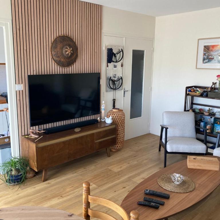Grand T2 climatisé avec parking à 7 min des Thermes Vue château - Apartment mit 1 Schlafzimmer und Terrasse - 10