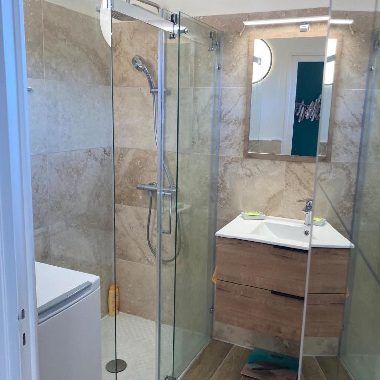 Grand T2 climatisé avec parking à 7 min des Thermes Vue château - Apartment mit 1 Schlafzimmer und Terrasse - 22