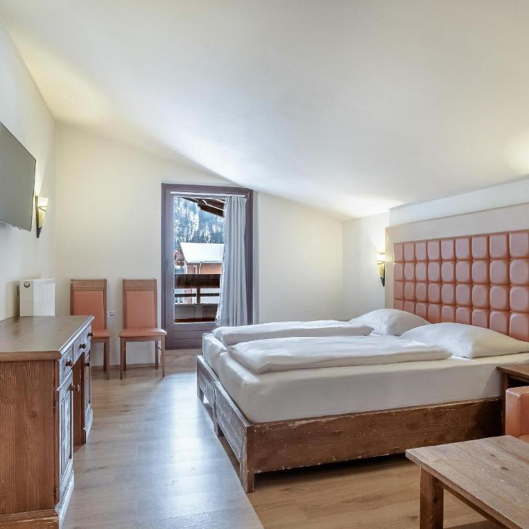 Hotel Victoriya - Vierbettzimmer mit Bergblick - 1