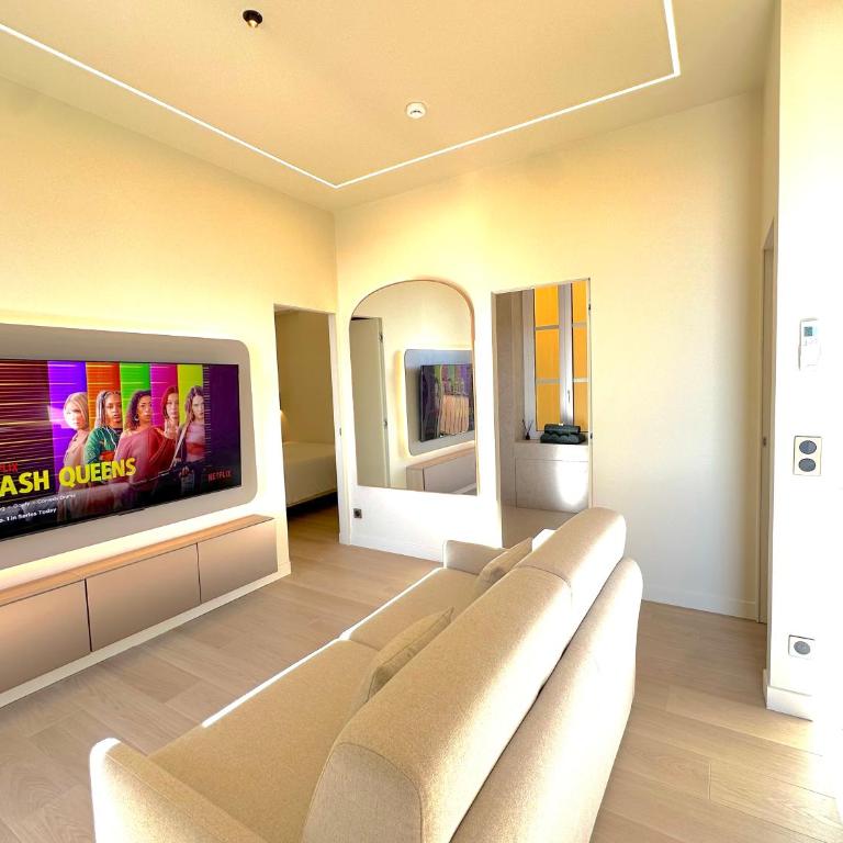 MONACO - MENTON - SEA VIEW - 6 PERSONS - PREMIUM LOCATION - 2 BEDROOMS- LUXURY RENOVATED - PARKING - CLIM - BALCONY - BEAcH and SUN - Appartement 2 Chambres - 10