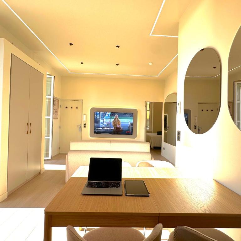 MONACO - MENTON - SEA VIEW - 6 PERSONS - PREMIUM LOCATION - 2 BEDROOMS- LUXURY RENOVATED - PARKING - CLIM - BALCONY - BEAcH and SUN - Appartement 2 Chambres - 12