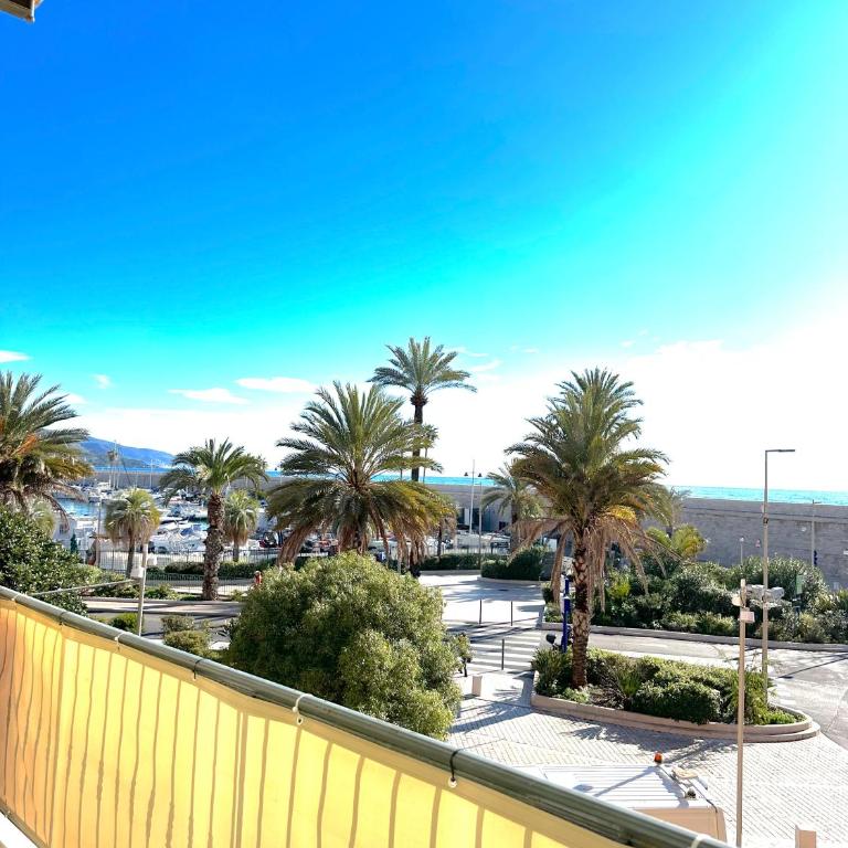 MONACO - MENTON - SEA VIEW - 6 PERSONS - PREMIUM LOCATION - 2 BEDROOMS- LUXURY RENOVATED - PARKING - CLIM - BALCONY - BEAcH and SUN - Appartement 2 Chambres - 23