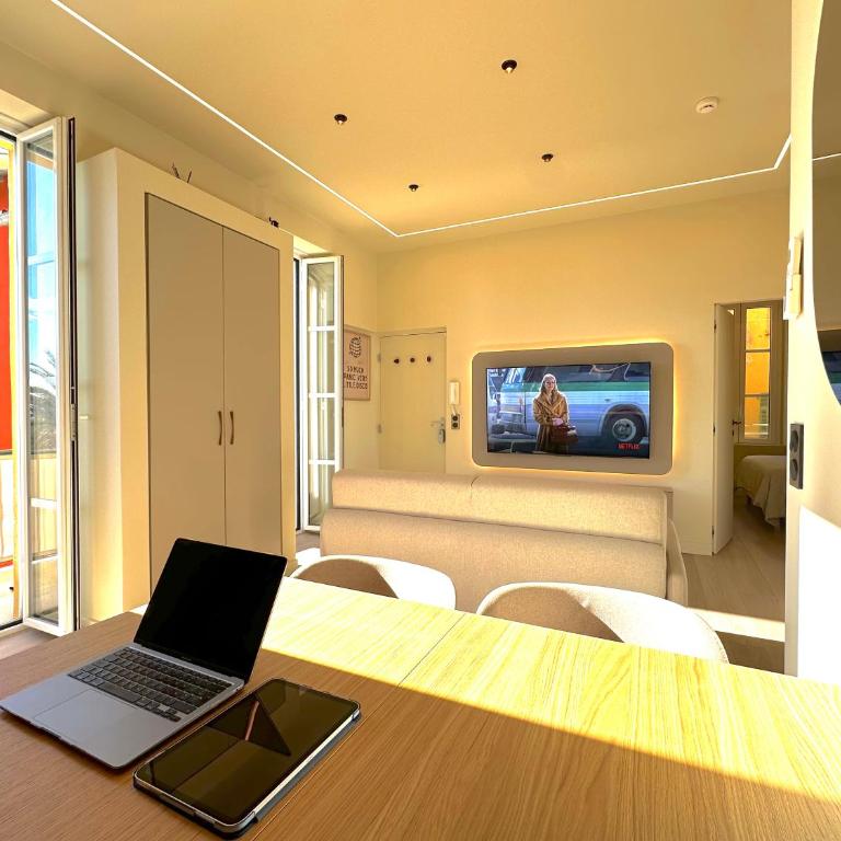 MONACO - MENTON - SEA VIEW - 6 PERSONS - PREMIUM LOCATION - 2 BEDROOMS- LUXURY RENOVATED - PARKING - CLIM - BALCONY - BEAcH and SUN - Appartement 2 Chambres - 24