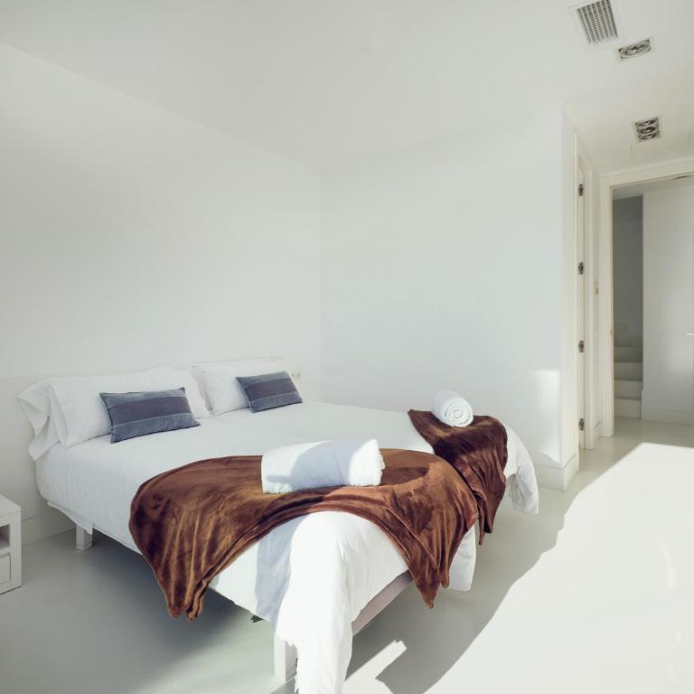 Villa in Sitges with Pool, Jacuzzi, BBQ, View, AC, 12Pax - Villa - 13