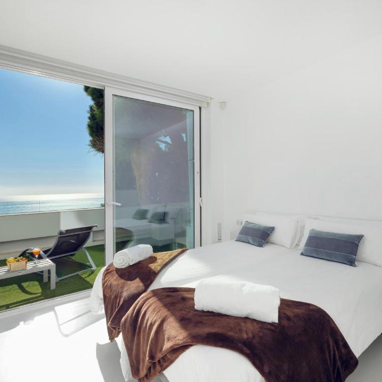 Villa in Sitges with Pool, Jacuzzi, BBQ, View, AC, 12Pax - Villa - 12