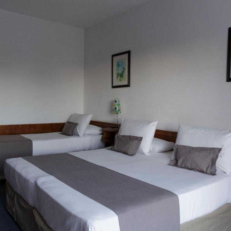 Hotel Royal - Family Room with Private Bathroom - 6