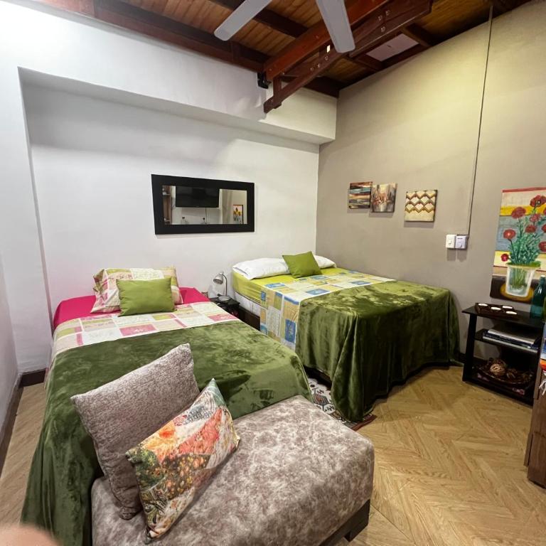 Apartaestudio lindo cómodo, cercano a todo, con portería y parqueadero cubierto gratis!! - Apartamento de 1 dormitorio - 2