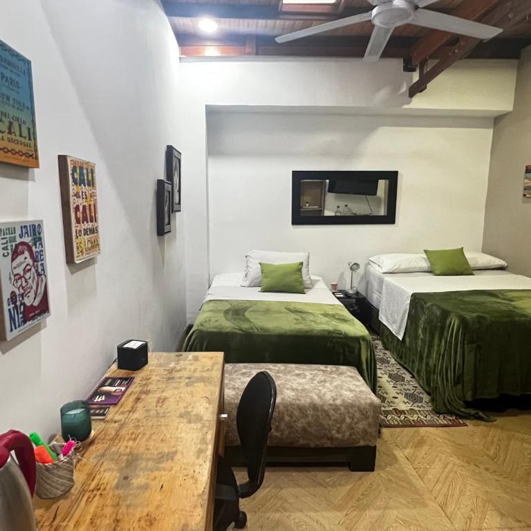 Apartaestudio lindo cómodo, cercano a todo, con portería y parqueadero cubierto gratis!! - Apartamento de 1 dormitorio - 1