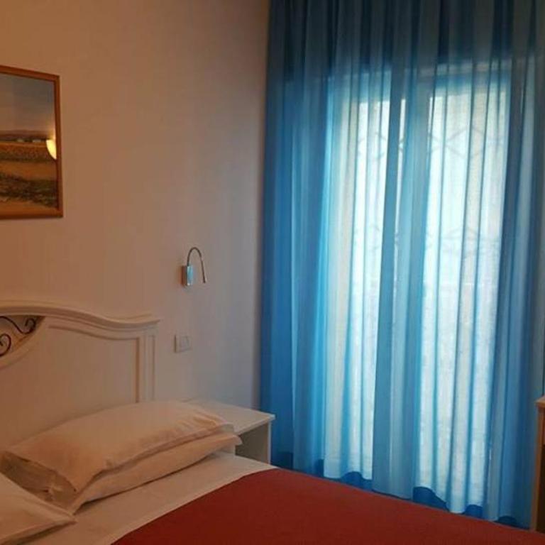 Hotel Lara - Small Double or Twin Room - 2