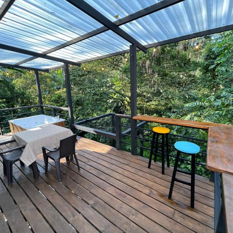 Cabaña tipo glamping en finca cafetera con zonas verdes, avistamiento de aves, paisaje cafetero - Chalet de 1 dormitorio - 13