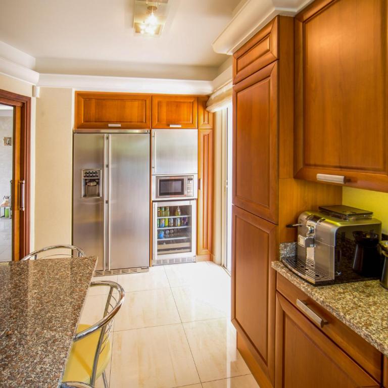 Stunning Villa with Large Pool, Billiard room and Mini-golf - Villa - 7