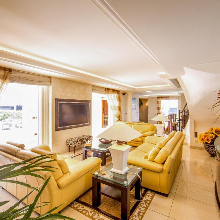 Stunning Villa with Large Pool, Billiard room and Mini-golf - Villa - 5