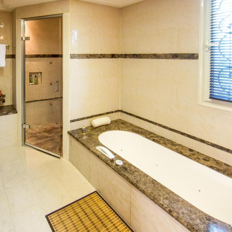 Stunning Villa with Large Pool, Billiard room and Mini-golf - Villa - 13